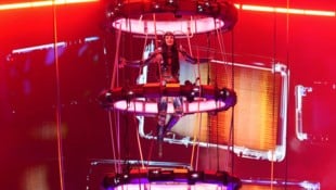 Katy Perry wagt sich bei Auftritten mehrmals in die Lüfte – auf einem Schmetterling reitend aber ...