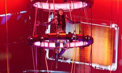 Katy Perry wagt sich bei Auftritten mehrmals in die Lüfte – auf einem Schmetterling reitend aber ...