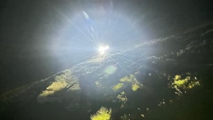 Finster war es, geschüttet hat es, ein Sturm fegte über die Alm, als die Bergretter in der Nacht ...