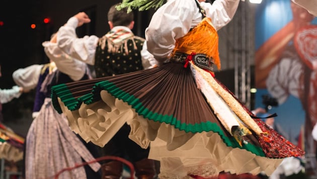 Die Röcke fliegen beim Tanz am Villacher Kirchtag! Traditionelle Kärntner Trachten und moderne ...