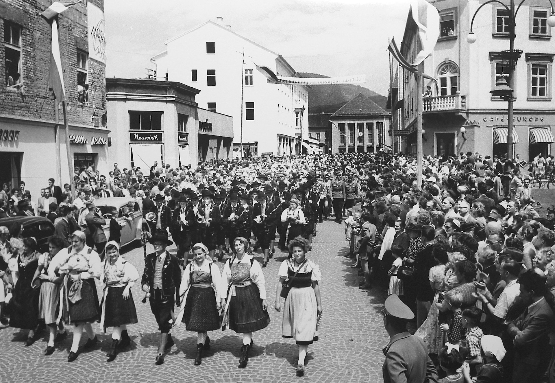 Eine schöne Erinnerung in schwarz-weiß, am 2. August sieht man die Trachten beim Umzug in aller ...