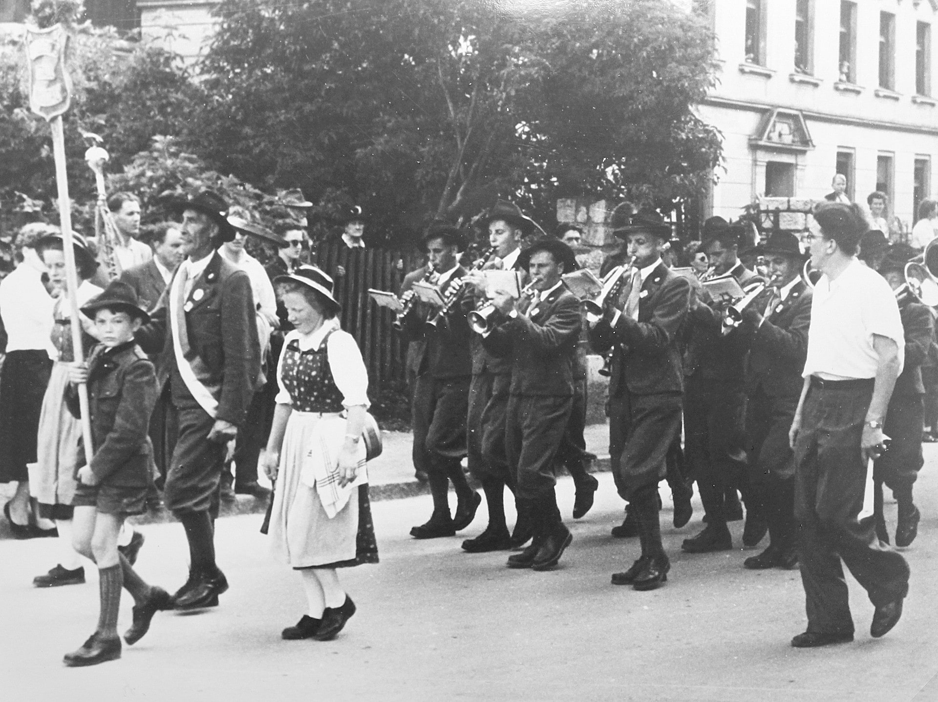 Zahlreiche Kapellen marschieren mit.