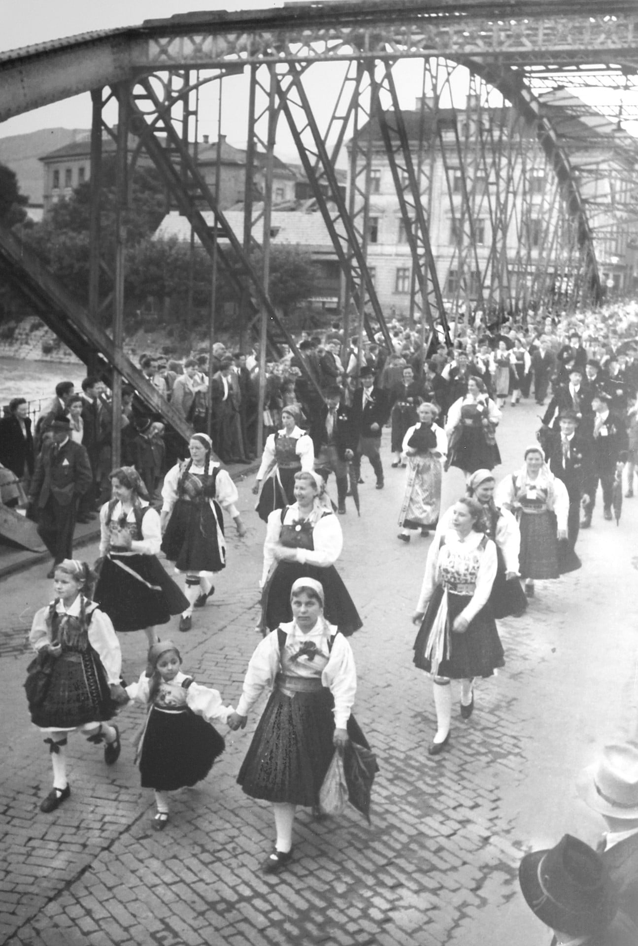 In Tracht über die Draubrücke.
