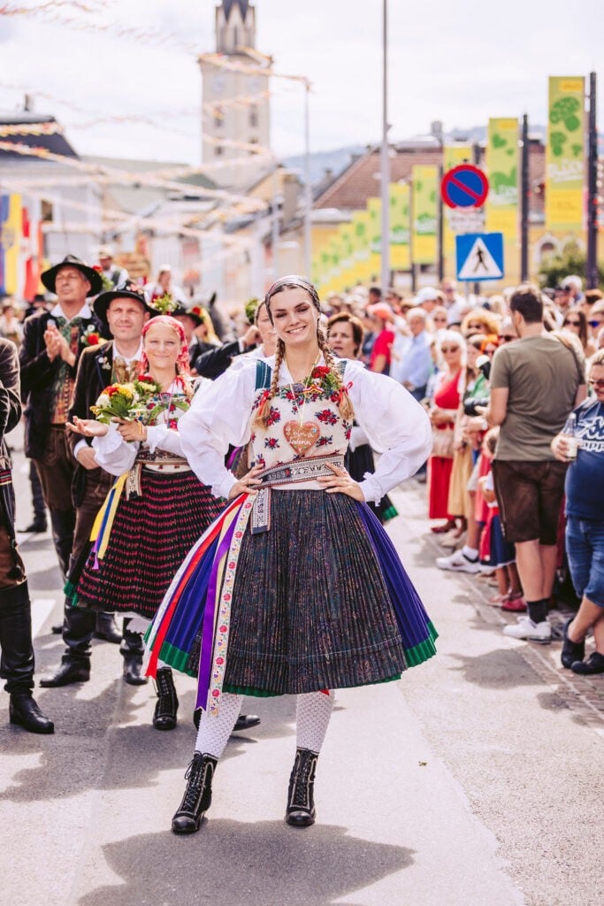 In traditionellen Trachten marschieren Vereine durch die Innenstadt.