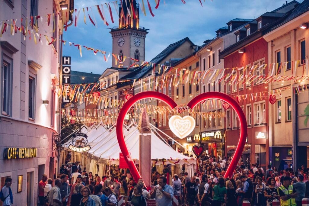 Herzlich ist die Stimmung am Kirchtag.