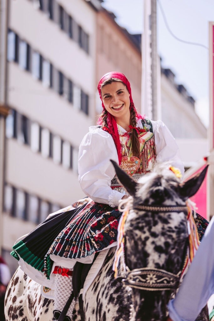 Hoch zu Ross in Untergailtaler Tracht.