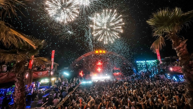 Mit einem spektakulären Feuerwerk wurde „Austria goes Zrce“ am berühmten Partystrand von Novalja ...