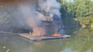 Die Feuerwehren wurden zu einem brennenden Bootshaus in Mureck alarmiert.