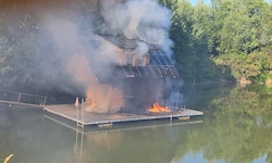 Die Feuerwehren wurden zu einem brennenden Bootshaus in Mureck alarmiert.