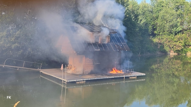 Die Feuerwehren wurden zu einem brennenden Bootshaus in Mureck alarmiert.
