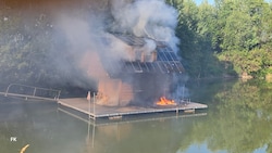 Die Feuerwehren wurden zu einem brennenden Bootshaus in Mureck alarmiert.
