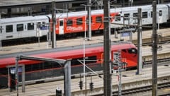 In der Nacht auf Sonntag ist ein 18-Jähriger auf einen abgestellten Zugwaggon geklettert und ...