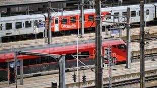 In der Nacht auf Sonntag ist ein 18-Jähriger auf einen abgestellten Zugwaggon geklettert und ...
