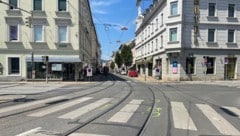 Am Sonntagmorgen waren noch die Spuren des Unfalls am Dietrichsteinplatz zu sehen.