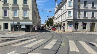 Am Sonntagmorgen waren noch die Spuren des Unfalls am Dietrichsteinplatz zu sehen.