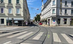 Am Sonntagmorgen waren noch die Spuren des Unfalls am Dietrichsteinplatz zu sehen.