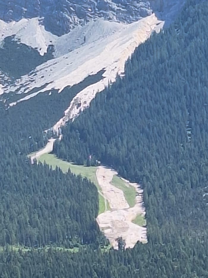 Aufnahme aus der Ferne. Der Verlauf der Mure ist zwei Kilometer lang.