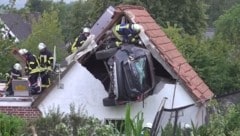 Für die Bergung kamen ein Rettungshubschrauber und ein Feuerwehrkran zum Einsatz, auch ...