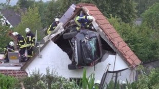 Für die Bergung kamen ein Rettungshubschrauber und ein Feuerwehrkran zum Einsatz, auch ...