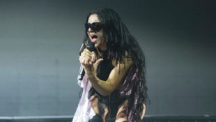 Die britische Popsängerin Charli XCX hat ihren langjährigen Partner George Daniel geheiratet.