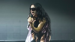 Die britische Popsängerin Charli XCX hat ihren langjährigen Partner George Daniel geheiratet.