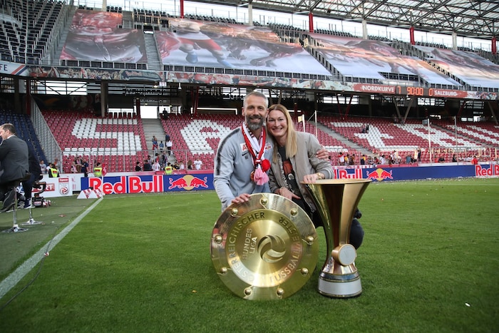 Marco Rose mit Freundin und Pokalen.