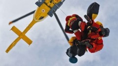 Mittels Hubschraubertau wurde die Frau geborgen und folglich ins Krankenhaus geflogen ...