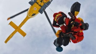 Mittels Hubschraubertau wurde die Frau geborgen und folglich ins Krankenhaus geflogen ...