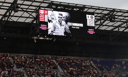 Auf der großen Anzeigetafel des Stadions in New Jersey erschien vor Anpfiff ein Foto von Felix ...