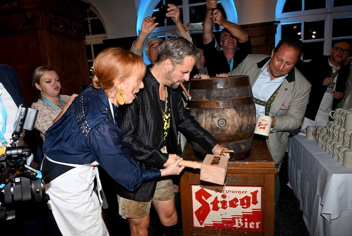 Spaß hatten Nicole Beutler und Philipp Hochmair beim Bieranstich – vier Schläge reichten!