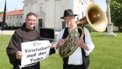 Pater Thomas Lackner und Franz Göltl vor der Basilika. 