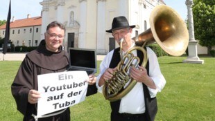 Pater Thomas Lackner und Franz Göltl vor der Basilika. 