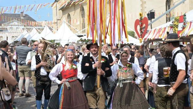 Nach dem Hochamt in der Stadtpfarrkirche geht’s zum Bieranstich auf den Rathausplatz.