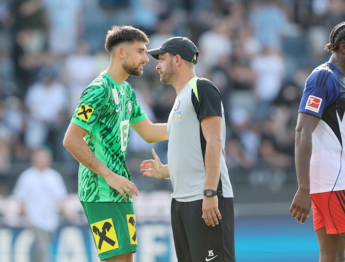 Matteo Bignetti (l.) machte seine Sache gut, dennoch will Coach Jürgen Säumel (r.) für den ...