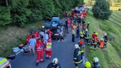 Großaufgebot der Einsatzkräfte am Unfallort in Lasberg
