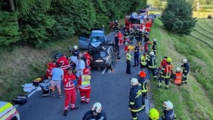 Großaufgebot der Einsatzkräfte am Unfallort in Lasberg