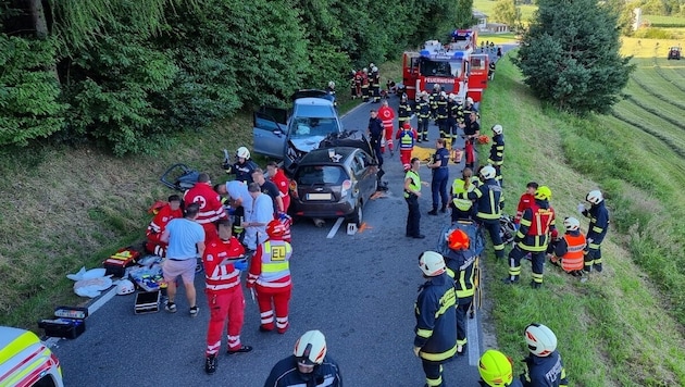 Großaufgebot der Einsatzkräfte am Unfallort in Lasberg