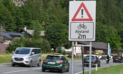 Ab Montag wird auf der B311 bei Weißbach der Radweg markiert.