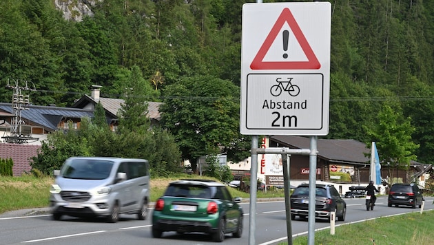 Ab Montag wird auf der B311 bei Weißbach der Radweg markiert.