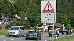 Ab Montag wird auf der B311 bei Weißbach der Radweg markiert.