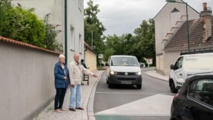 Gertrude und Peter Müllner aus Lichtenwörth halten den Lärm der Autos, die kaum einen Meter vor ...