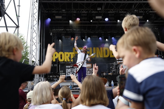 Auf kleine Fans jubelten der Band zu.
