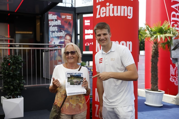 Eintrittskarten sicherte sich am „Krone“-Glücksrad Christine Maryodnig aus Klagenfurt. Sebastian ...