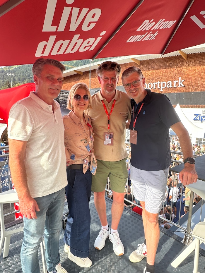 FC Wacker-Präsident Hannes Rauch (li.), „Tiroler Krone“-Chef Claus Meinert mit Claudia sowie BM ...