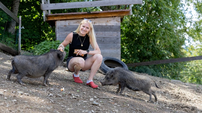 Truppe genießt die Zeit mit den Tieren auf dem heimischen Bauernhof.