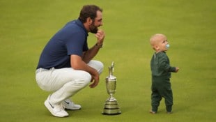 Bennett, Sohn von British-Open-Sieger Scottie Scheffler, staunte bei der Siegerehrung über das ...