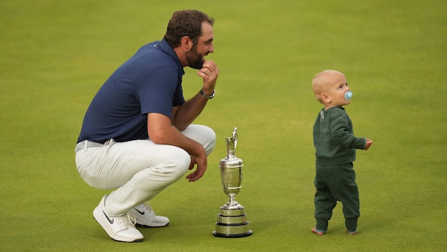 Bennett, Sohn von British-Open-Sieger Scottie Scheffler, staunte bei der Siegerehrung über das ...