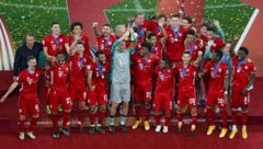 Der FC Bayern mit Kapitän Manuel Neuer (mi.) stemmt den Pokal für den Sieg im Klub-WM-Finale ...