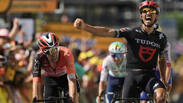 Julian Alaphilippe (re.) riss die Arme in die Höhe, obwohl er gar nicht der Sieger war.