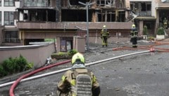 Feuerwehrleute bei einem zerstörten Gebäude in Kiew